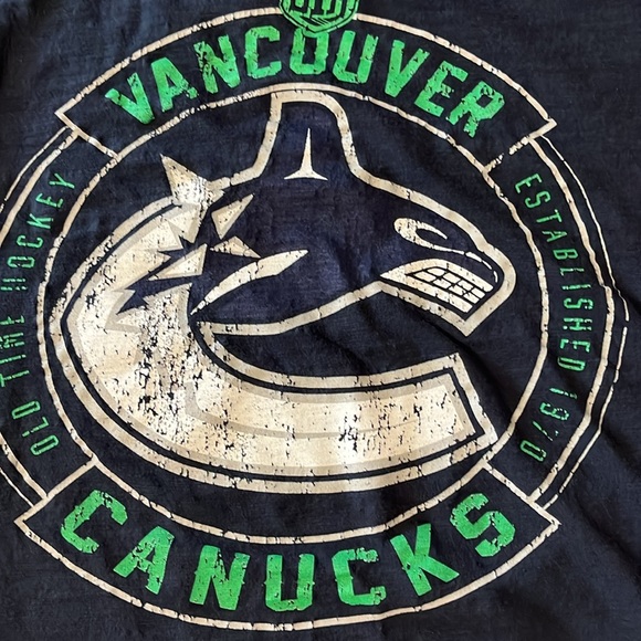 Men’s T-shirt- Navy Blue Canucks T-shirt Size medium - Picture 3 of 6